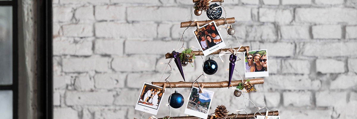 DIY Wand-Christbaum mit Christbaumkugeln, Zapfen und Fotos  