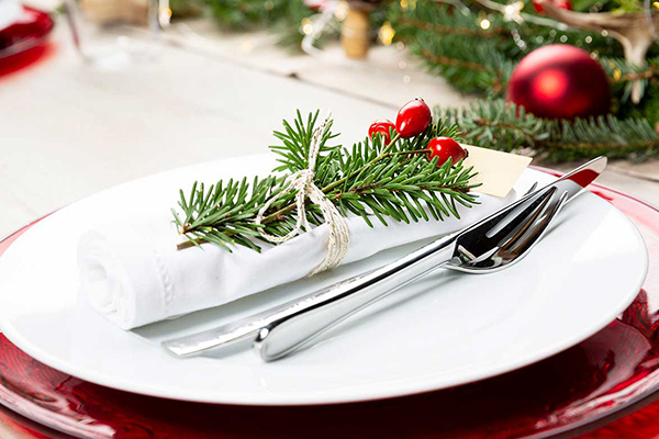 Serviette mit Tannenzweig und Hagebutte dekoriert