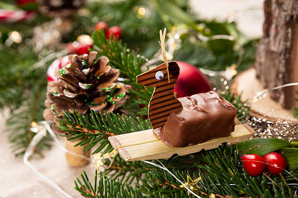 Schokoriegel zu einem Rentier gebastelt