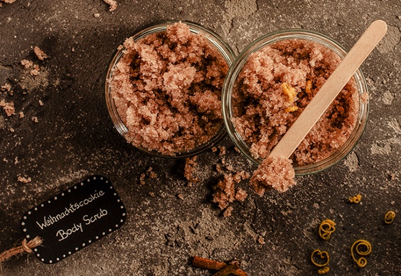 Weihnachtscookie-Bodyscrub im Glas mit Lebkuchenduft, Zimt und Vanille 
