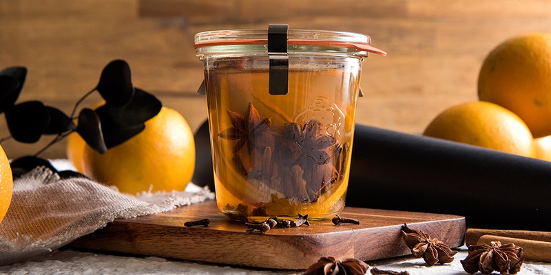 Glas mit Nelken, Zimt, Anis und Orangen 