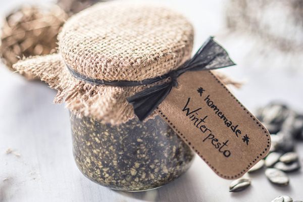 Auf einem mit Pesto gefüllten Schraubglas steht: *homemade* Winterpesto.