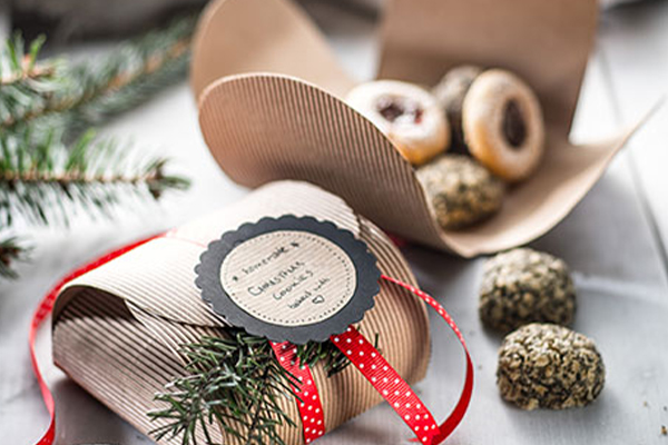 Kartonage mit Keksen gefüllt