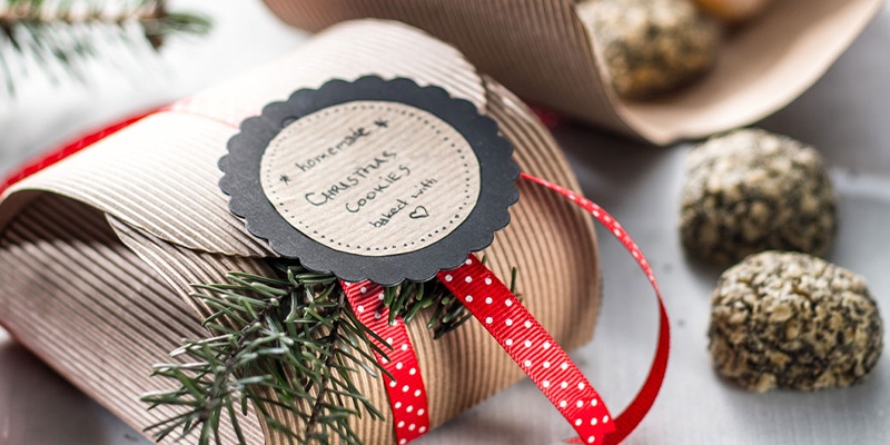 Selbstgemachte Christbaumcookies in braunem Papier verpackt.