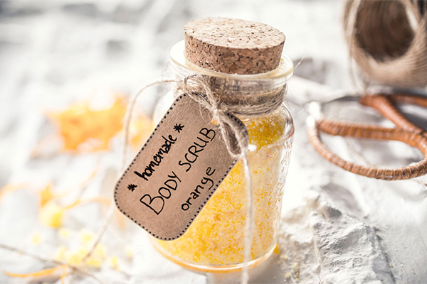 Auf einem kleinen Fläschchen mit einem Korken steht: *homemade* Body Scrub orange