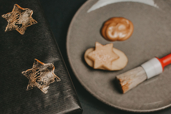 Kartoffelstempeln mit goldener Farbe