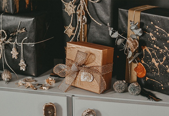 Weihnachtsgeschenke mit goldenen Akzenten edel verpackt 