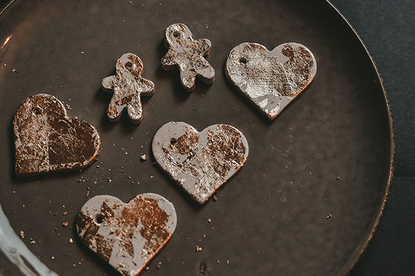 Geschenkanhänger aus Modelliermasse mit Gold verziert.