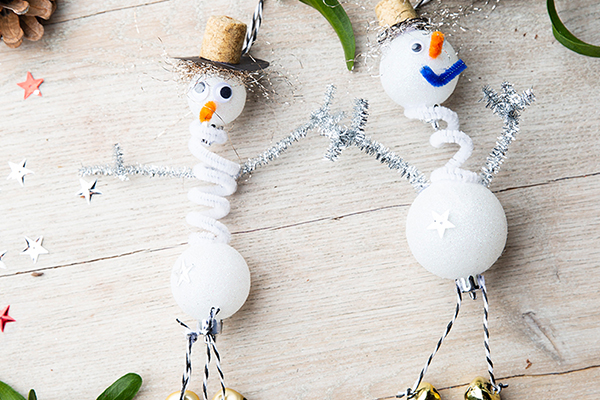 Zwei gebastelte Schneemänner