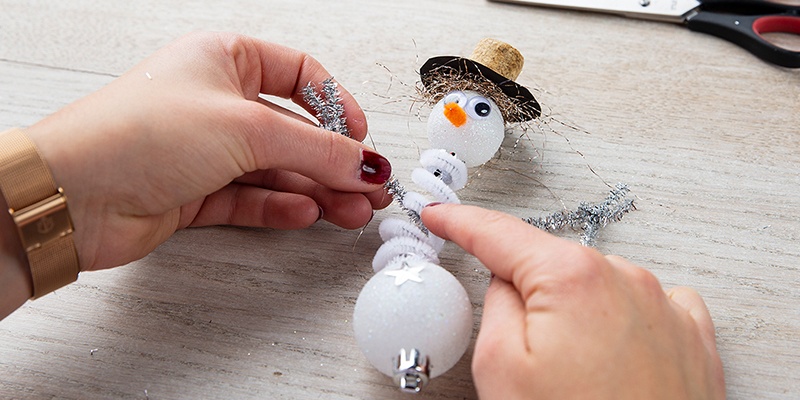 DIY-Christbaumkugel als Schneemann  