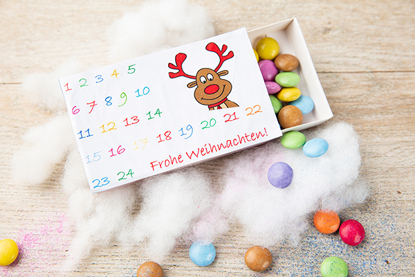 Streichholzschachtel mit Smarties gefüllt.