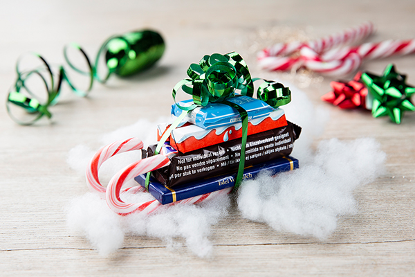 Aus Süßigkeiten gebastelter Schlitten.