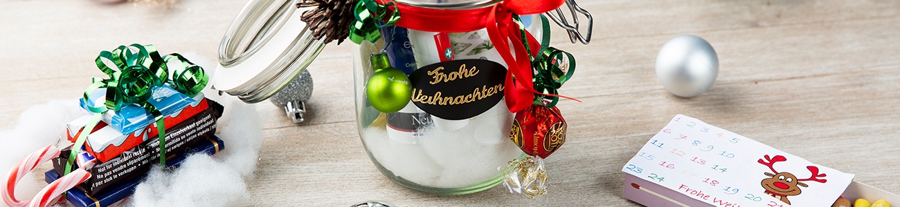 Schokolade und mit Süßigkeiten gefüllte Einmachgläser als Wichtelgeschenk
