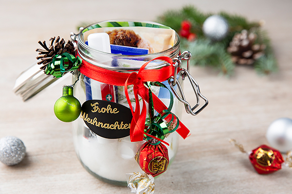 Einmachglas mit Süßigkeiten gefüllt.