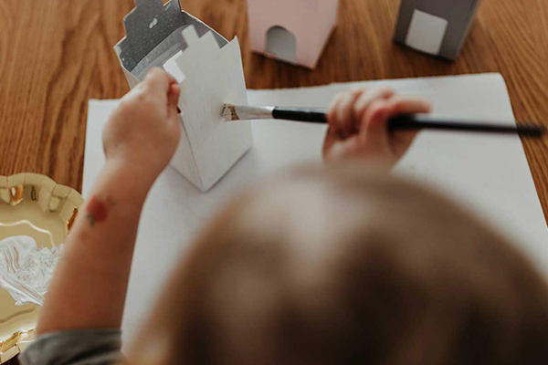 Kind bemalt Getränkekarton weiß