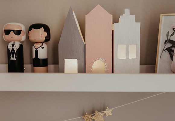 Lichthäuser und kleine Deko-Figuren auf dem Regal im Kinderzimmer 