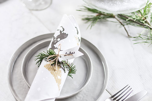 Weihnachtlich weiße Serviettendeko