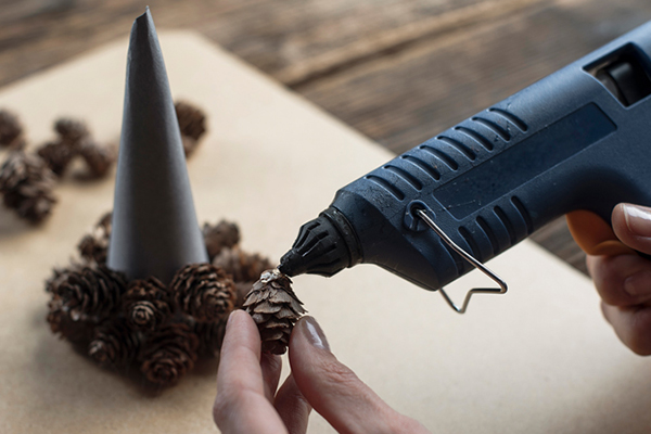 Zapfen wird mit Heißklebepistole angebracht