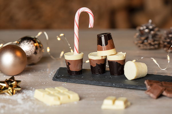 Schokoladen-Shots mit Weihnachtsdekor