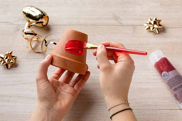 Tontopf wird rot bemalt