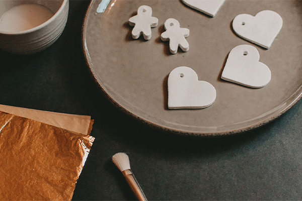 Geschenkanhänger liegen auf einem Teller zum trocknen