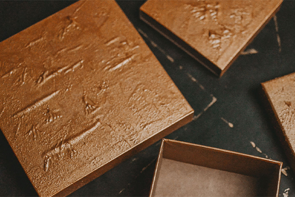 Golden lackierte Schachtel