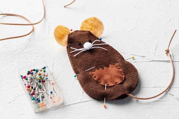 Maus aus Stoff mit Stecknadeln