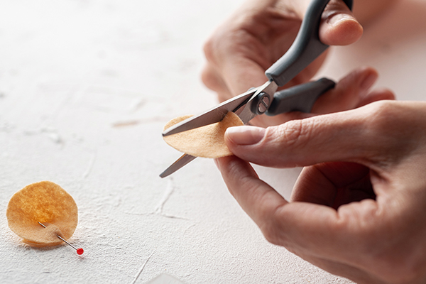 Stoff wird mit einer Schere eingeschnitten