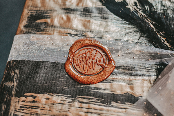 Paket mit einem goldenen Siegel. Auf dem Siegel steht: with love