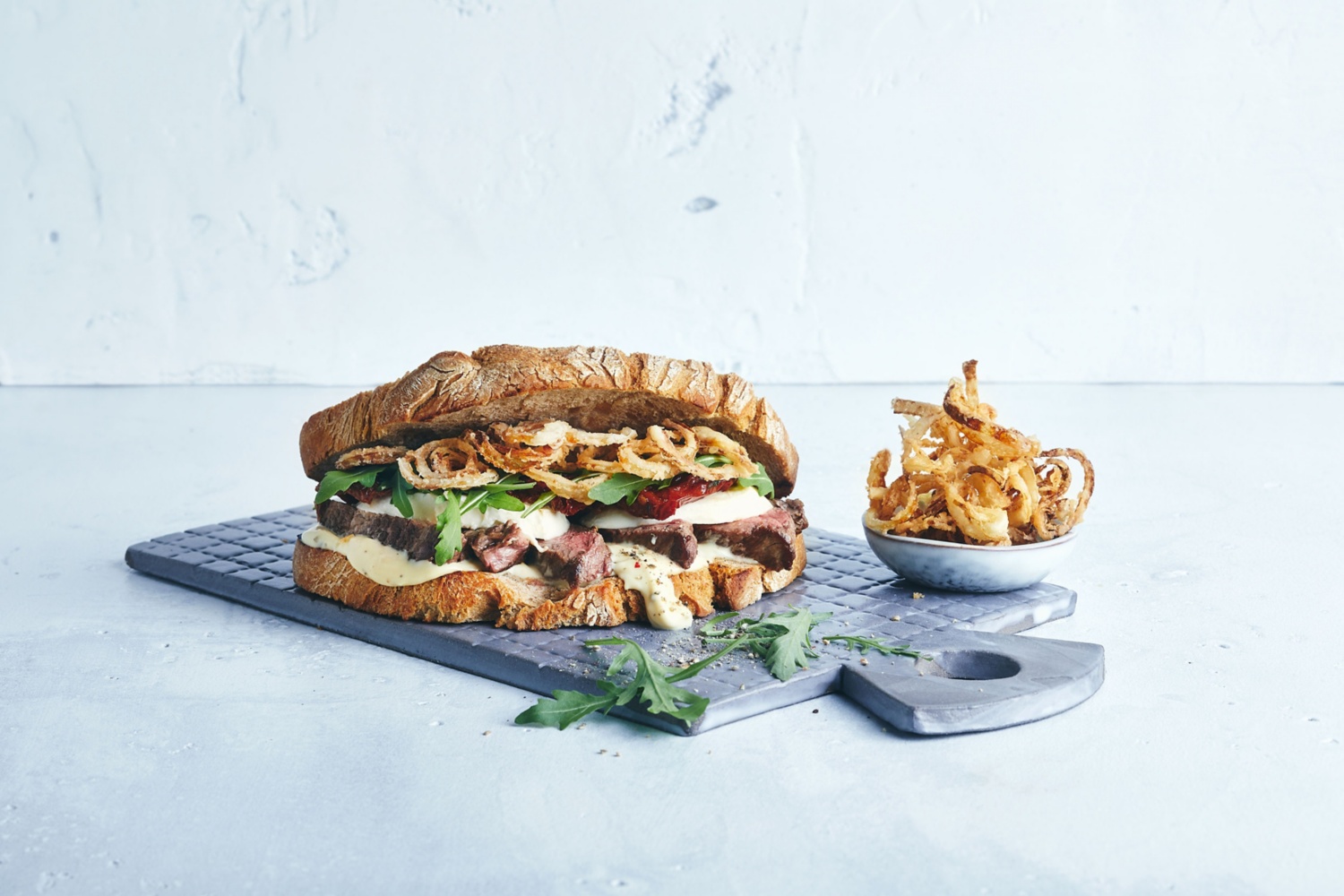 Rindersteak-Sandwich mit Salat und Limetten-Senf-Mayonnaise