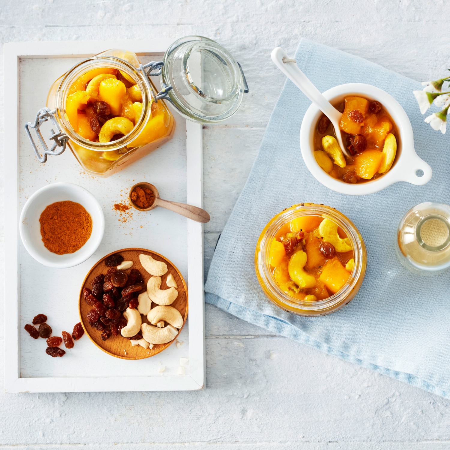 Mango-Chutney mit Sultaninen und Cashewkernen