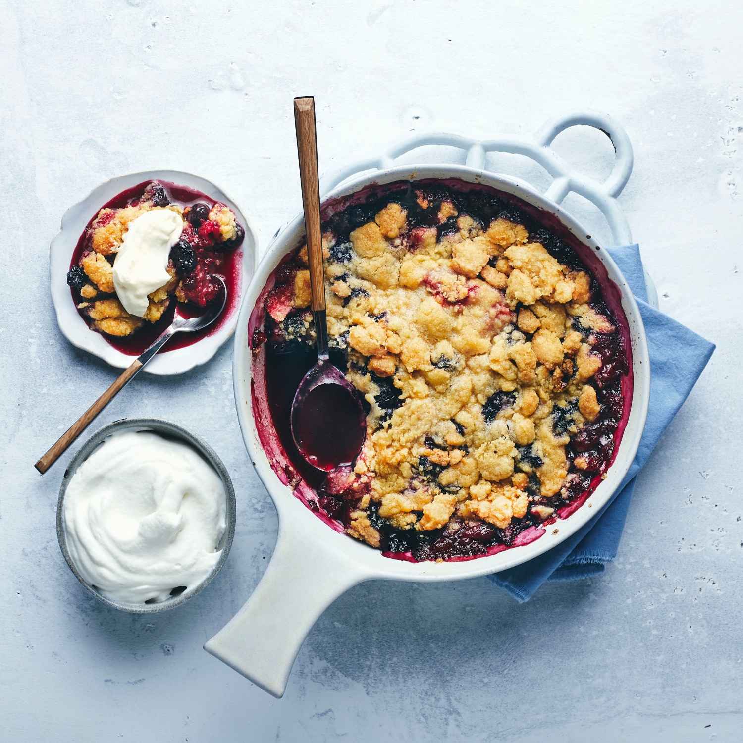 Beeren-Crumble vom Grill mit Schlagsahne | ALDI Rezeptwelt