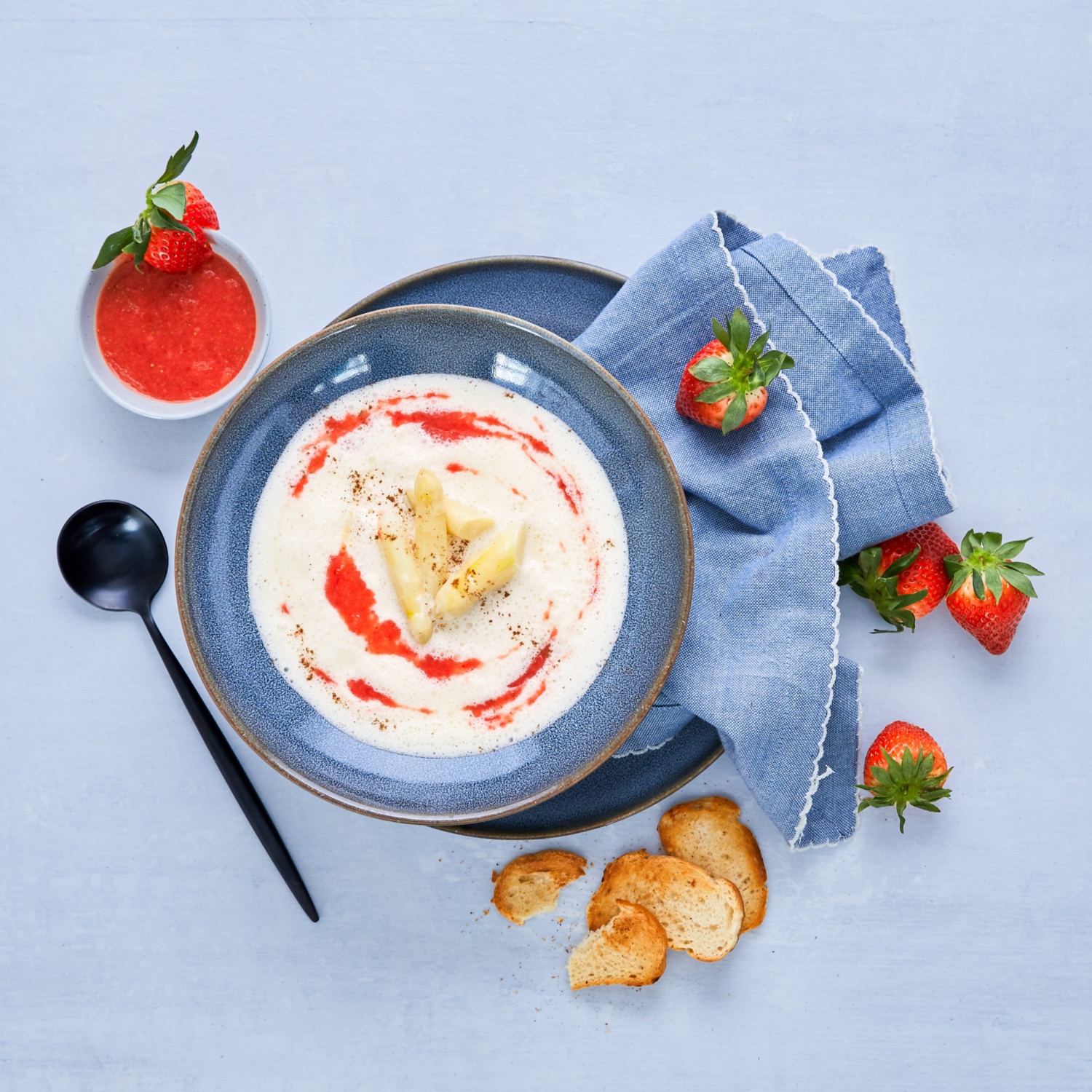 Spargelsuppe mit Erdbeerschaum | ALDI Rezeptwelt