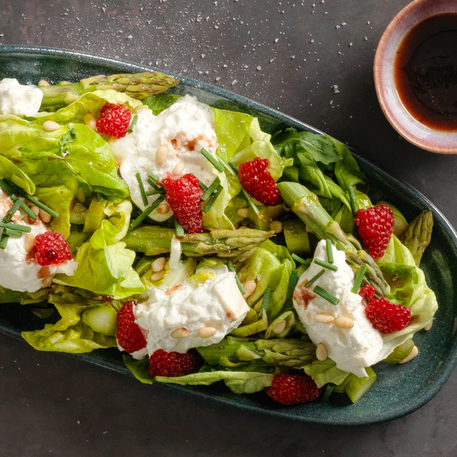 Salade printanière avec burrata et asperges