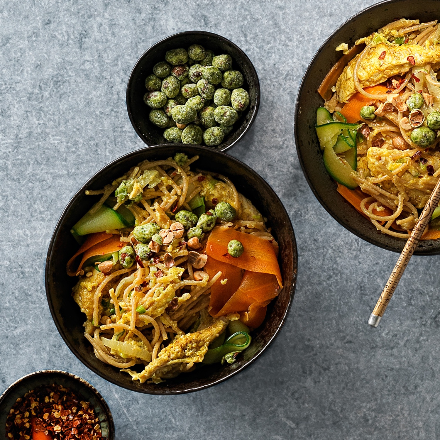 Spaghetti integrali saltati con pollo al curry e sesamo