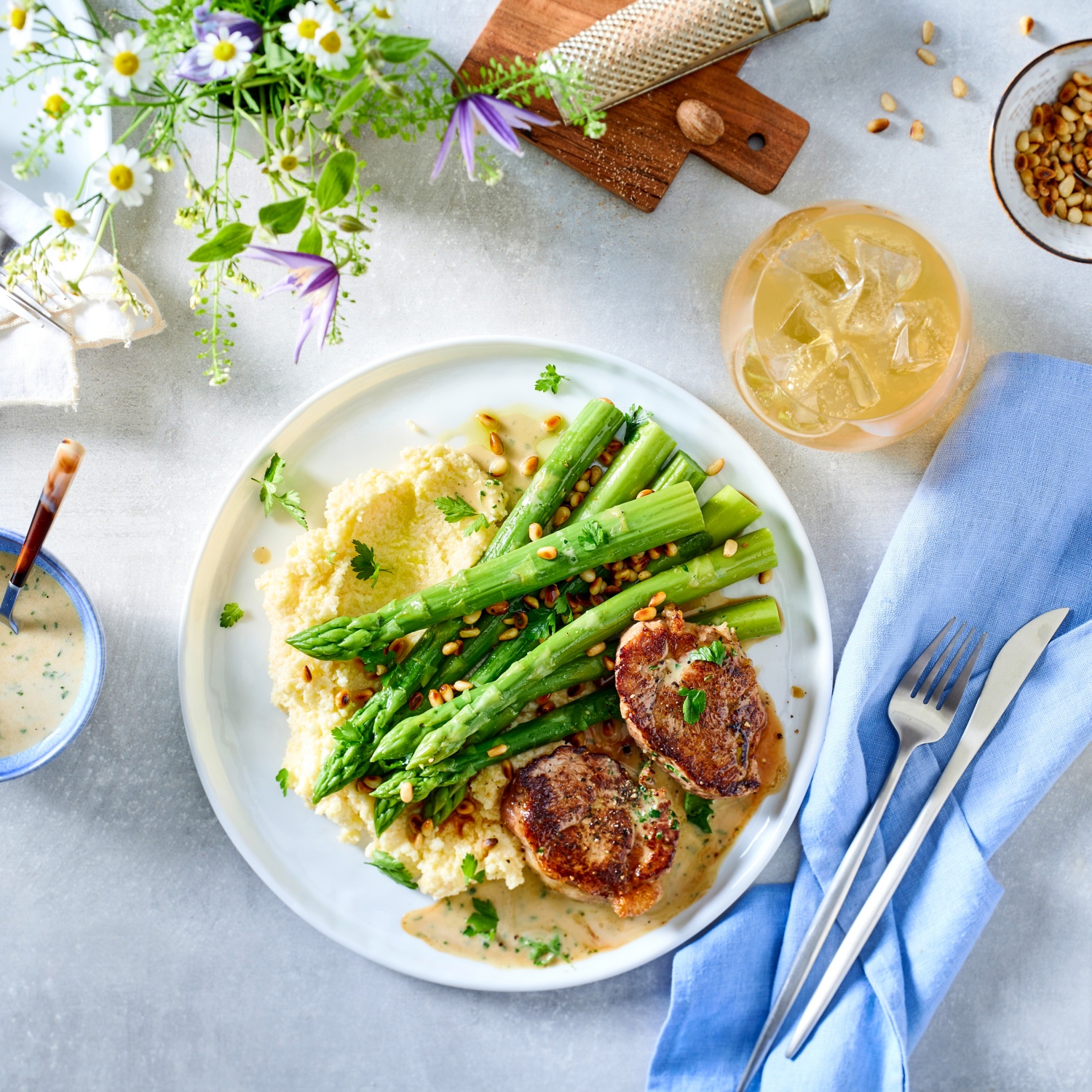 Kalbsmedaillons mit Polenta, grünem Spargel und Petersiliensauce | ALDI ...