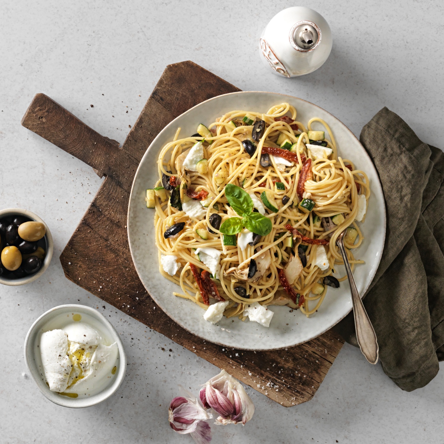 Recette de Spaghettis aux légumes grillés, mozza, basilic