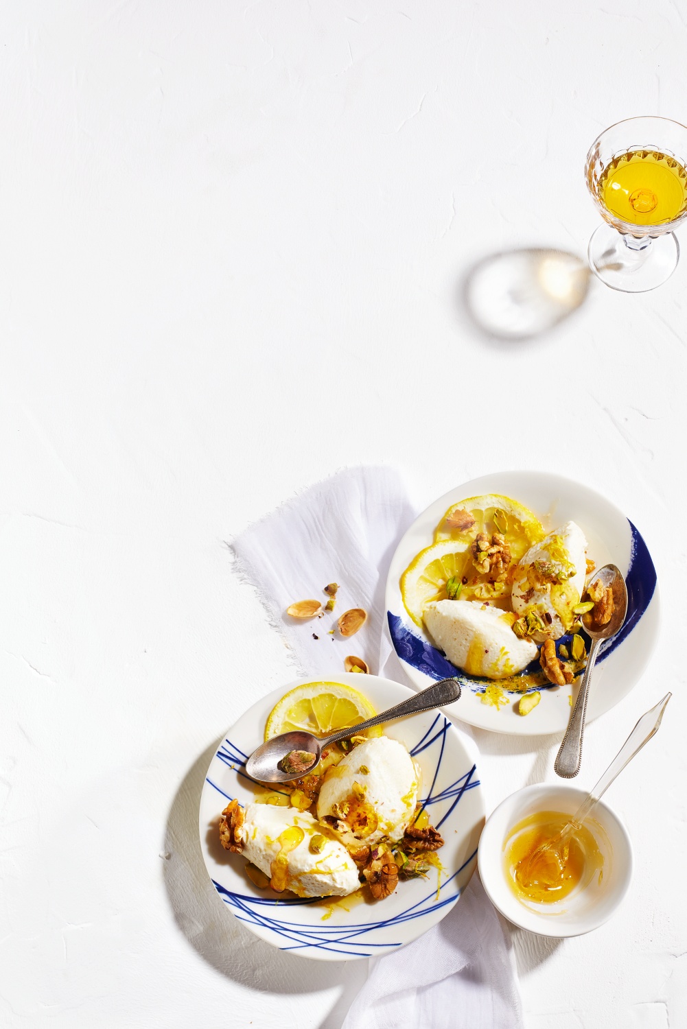 Zitronen-Joghurt-Mousse mit Pistazien und Walnüssen