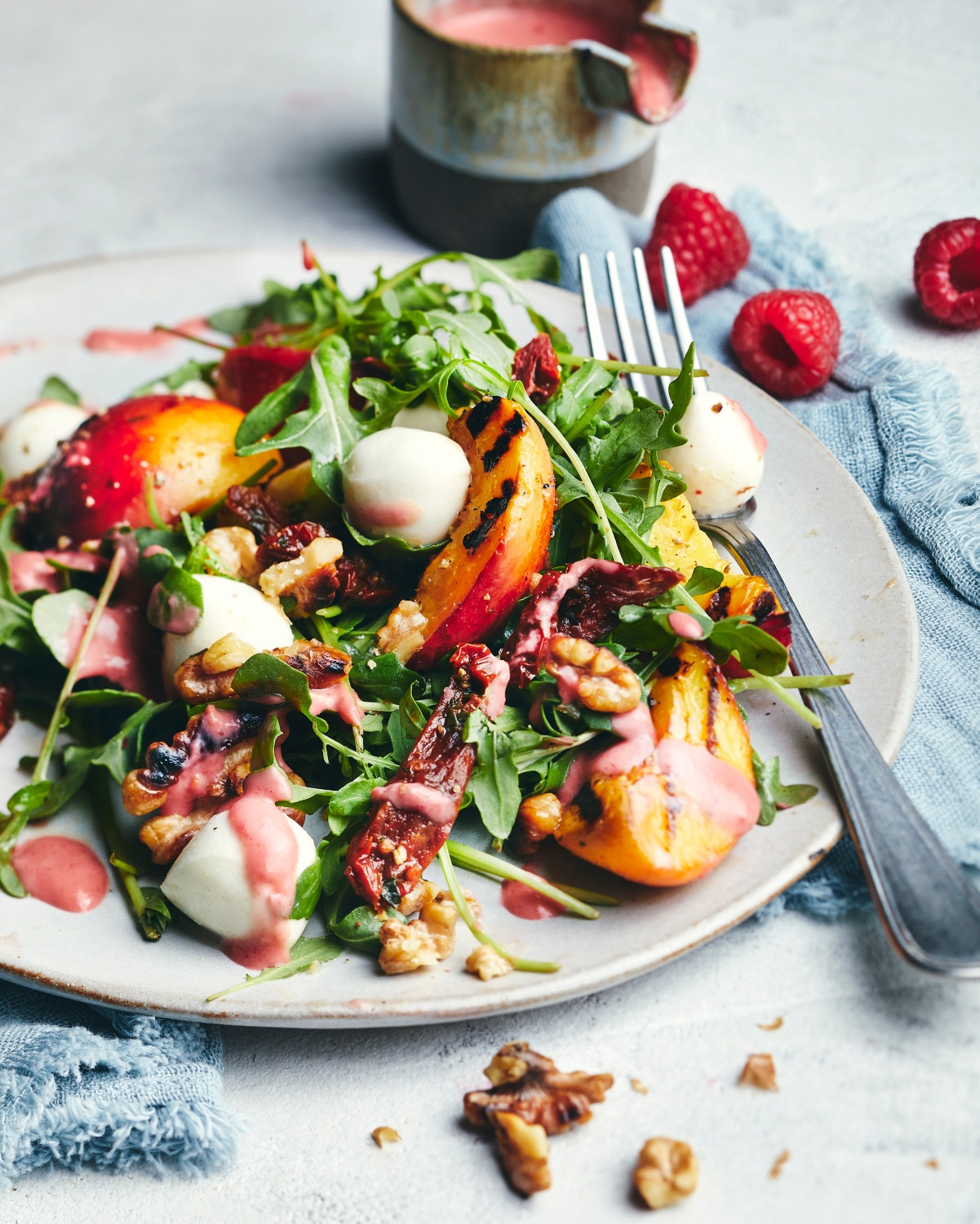 Rucola-Salat mit Grill-Pfirsich und Himbeerdressing