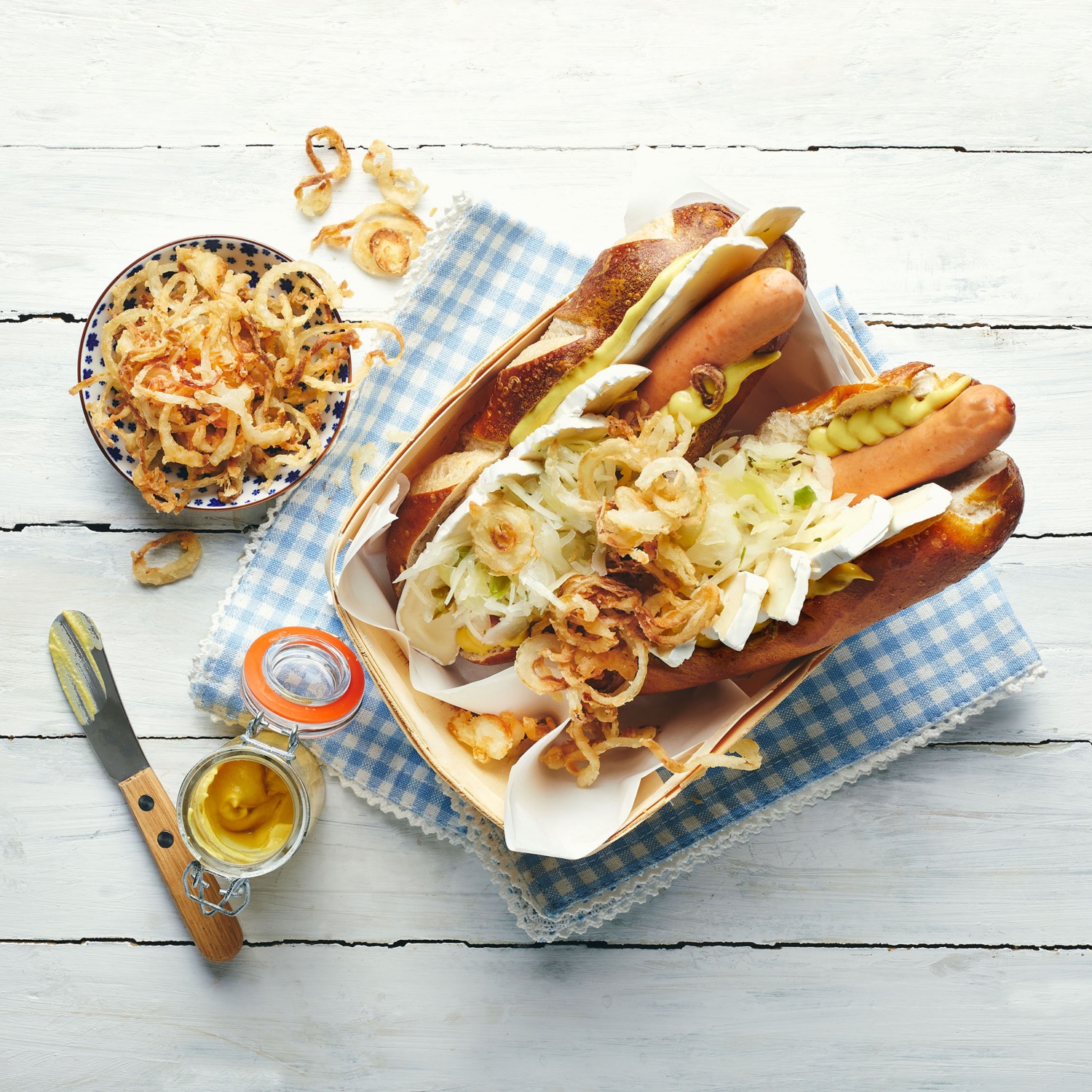 Bayerischer Hot Dog mit Camembert, Weißkohl und Zwiebeln