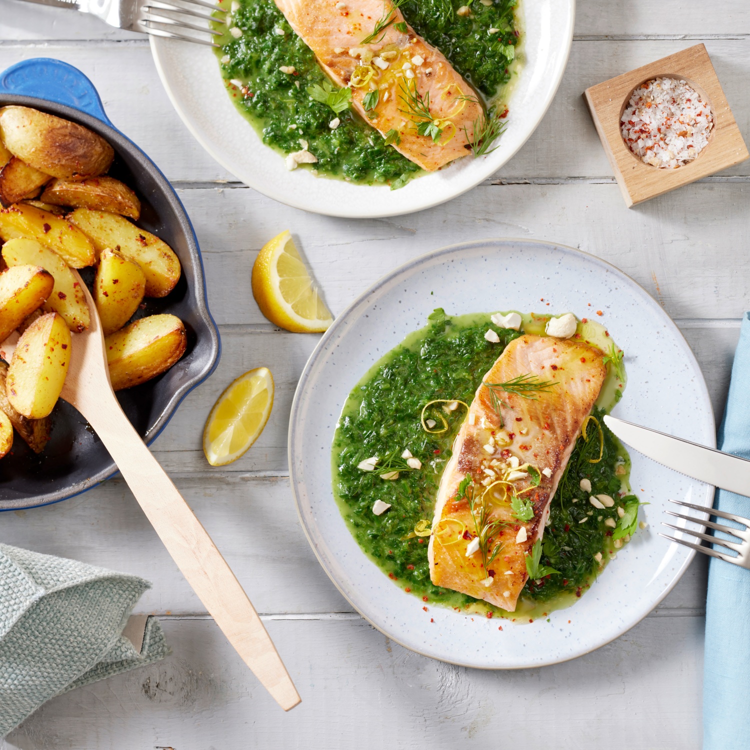 Gebratener Lachs auf Rahmspinat mit Kräutern und Pfannen-Kartoffeln ...