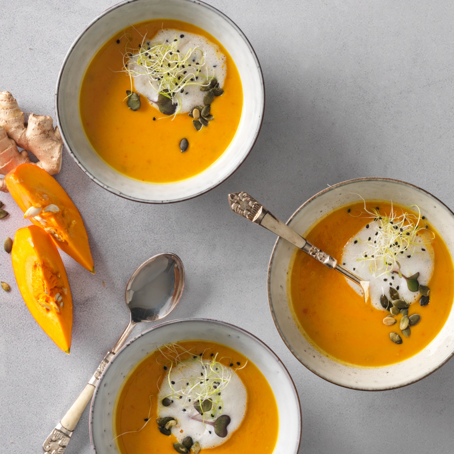 Vegane Kürbis-Ingwersuppe mit Barista-Hafermilch-Haube | ALDI SUISSE ...