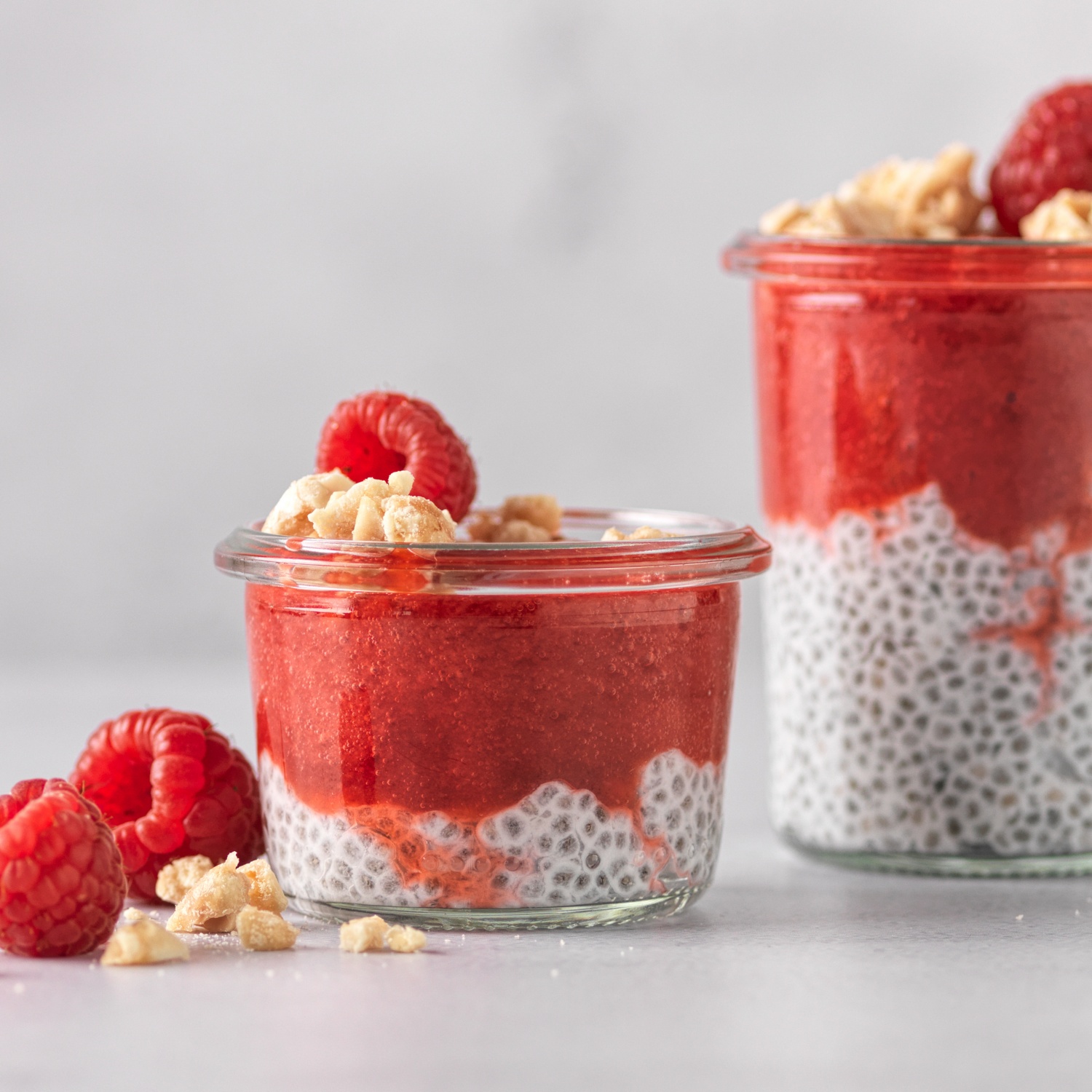 Veganer BIO Chia-Pudding mit Himbeeren und knusprigen Erdnuss ...
