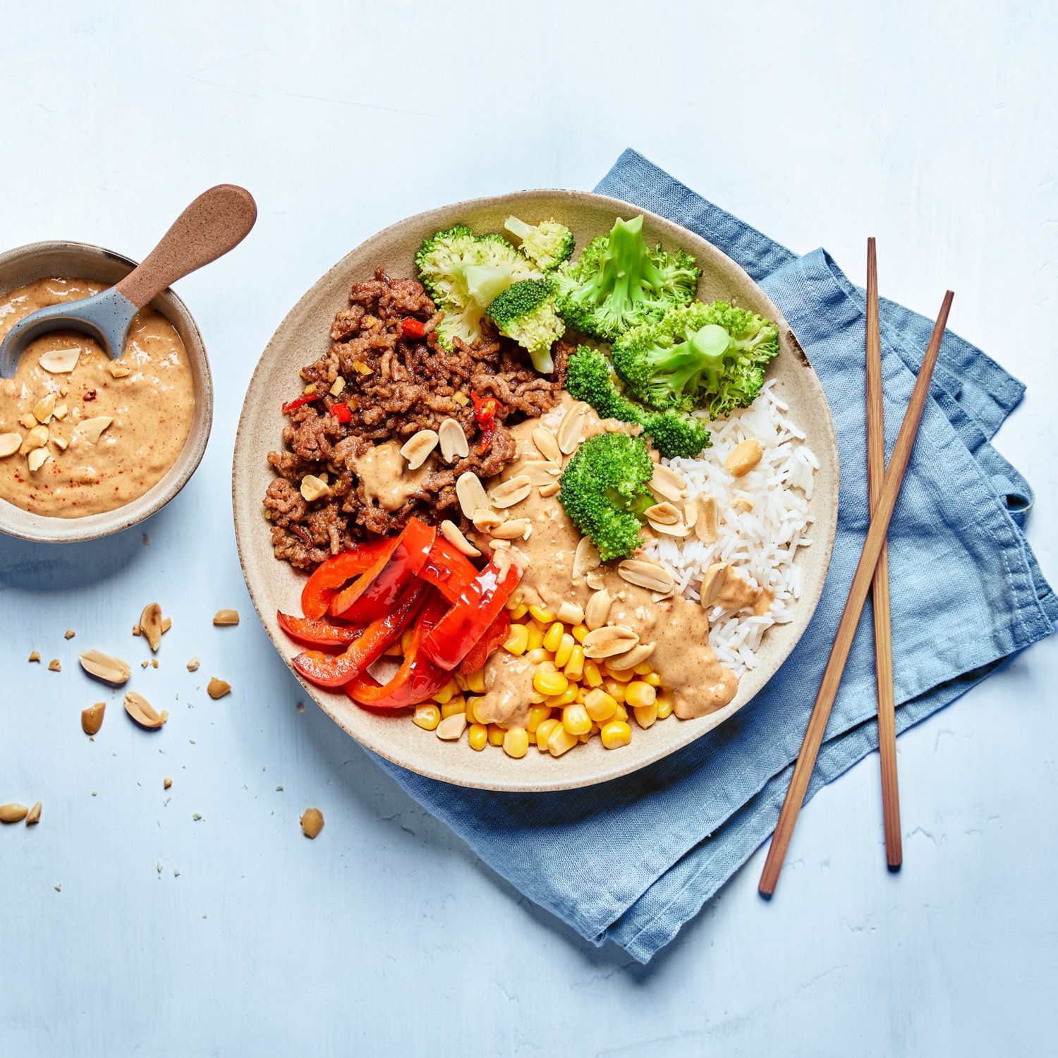Reis-Bowl mit spicy Hack und Erdnusscreme