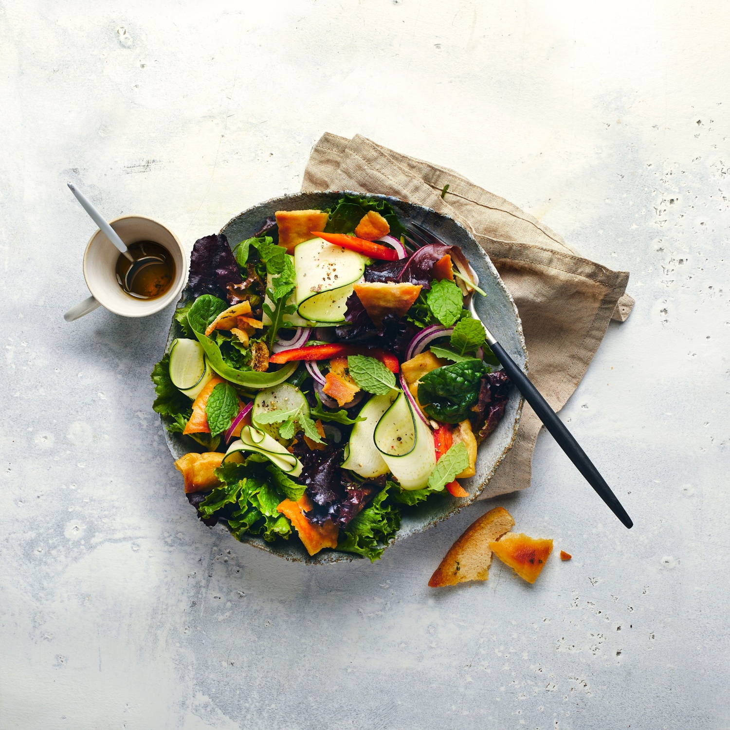 Fattoush – Bunter Salat mit Fladenbrotstücken