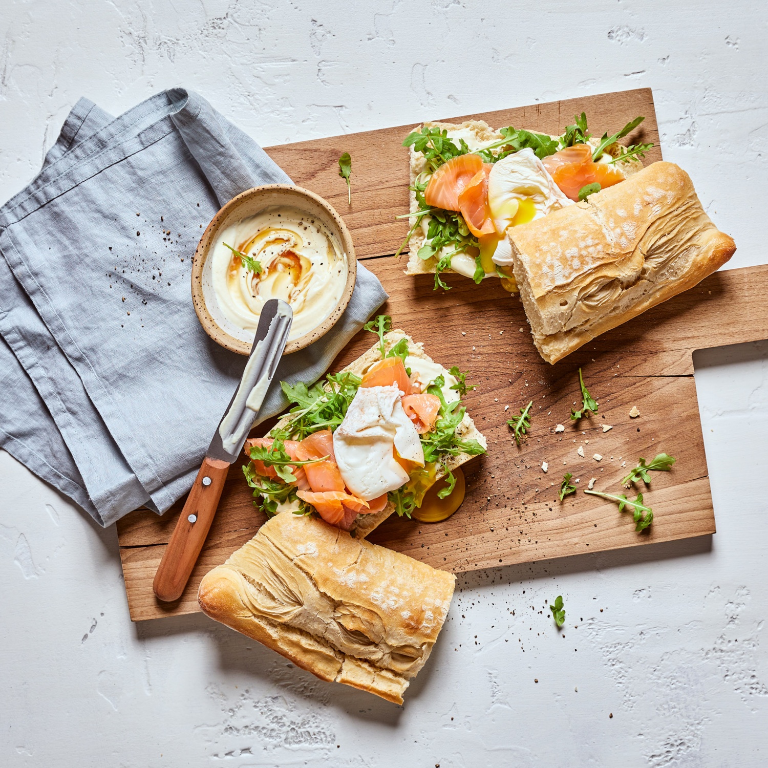 Lachs-Sandwich mit Ei und Senfsauce