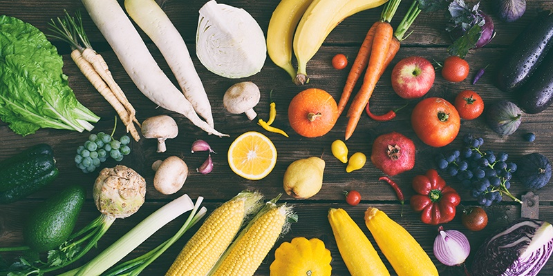 Dunkler Hintergrund mit buntem Gemüse