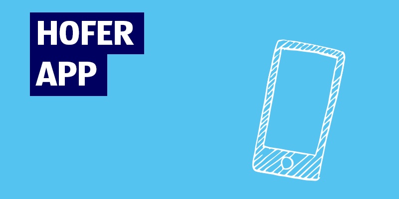 Blaues Hintergrundbild mit dunkler Box, weißem Text „HOFER APP“ und Smartphone-Icon.