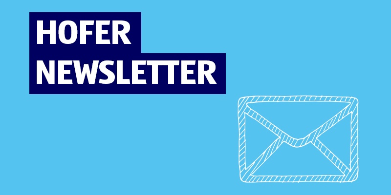 Blaues Hintergrundbild mit dunkler Box, weißem Text „HOFER NEWSLETTER“ und Brief-Icon.