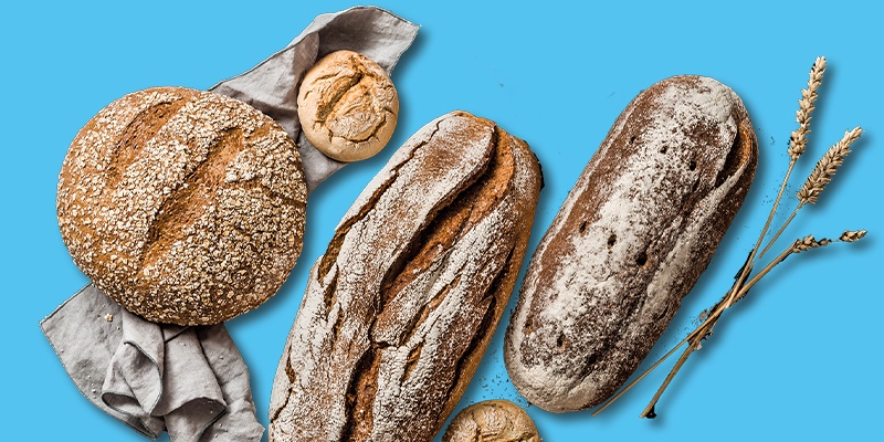 Brot und Gebäck auf hellblauem Hintergrund